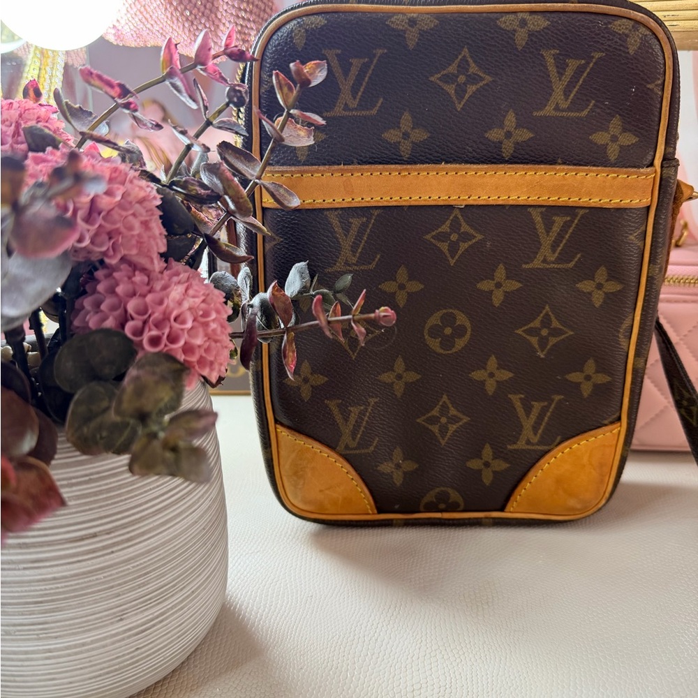 Louis Vuitton Danube crossbody Monogram Messenger Bag - Brown/Tan Leather Trim - Picture 4 of 16